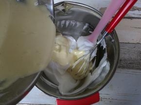 取三分之一蛋白到蛋黄盆内，翻拌均匀，不要划圈搅拌，容易消泡。混合均匀后倒回蛋白盆再次翻拌均匀。