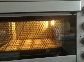 挤好后震去大气泡，送入预热好的烤箱，上下火170度烘烤16分钟即可。（时间和温度仅供参考）。
