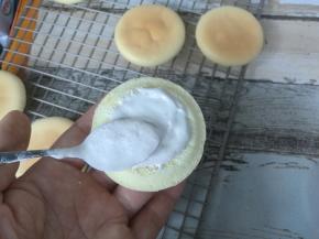用小勺子舀出适量fluff棉花糖，涂抹在蛋糕上。
