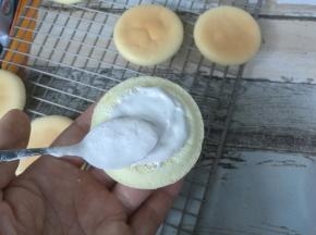 用小勺子舀出适量fluff棉花糖，涂抹在蛋糕上。
