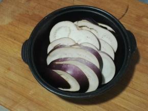 1.茄子1个，用水洗净，切成片放入容器中；