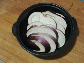 1.茄子1个，用水洗净，切成片放入容器中；