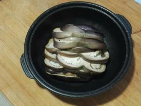 将加热成熟的茄子取出；