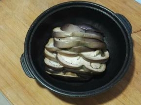 将加热成熟的茄子取出；