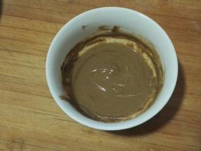 用生抽、醋将麻酱调好；