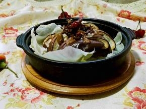 简单快捷的微波麻酱拌茄子上桌啦。