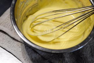 蛋黄+砂糖稍微打发变白