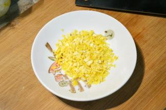 取一个完整柠檬。用盐搓洗表面后。柠檬皮切碎