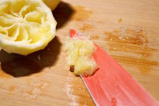 将挤完柠檬汁的柠檬取出果肉备用