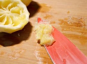将挤完柠檬汁的柠檬取出果肉备用