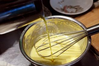 提前融化的黄油，放置降温后加入蛋黄糊，再加入柠檬皮屑，柠檬果肉，柠檬汁搅匀