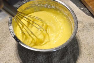 用蛋抽画圈式混合均匀，液体变稠。提起打蛋器可以缓缓滴落并保持形状即可