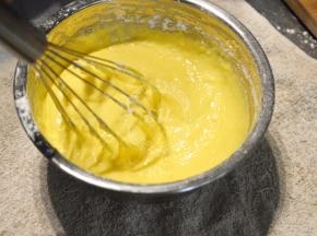 用蛋抽画圈式混合均匀，液体变稠。提起打蛋器可以缓缓滴落并保持形状即可