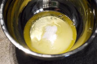 无油无水的容器加入蛋清和砂糖，打蛋器打发