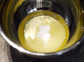无油无水的容器加入蛋清和砂糖，打蛋器打发