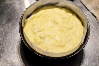 倒入模具后表面稍微抹平。入烤箱150摄氏度，50分钟。如果是大烤箱放在烤箱中层，35L左右烤箱放置下层，表面可盖锡纸防止上色过度。用牙签从侧面插到底，拿出附着有粘稠浆糊状面糊即可。如果是液体，可以延长5-10分钟