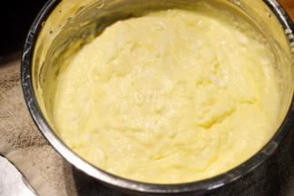 混合好的8⃣️加入蛋白中，手动打蛋器混合均匀。不需要混合的非常均匀。