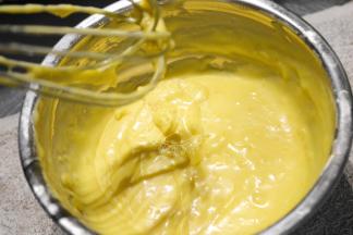 搅拌均匀，黄油和蛋黄糊完全融合，有光泽