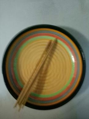 竹签用开水烫一下，浸泡半小时以上，备用