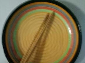 竹签用开水烫一下，浸泡半小时以上，备用
