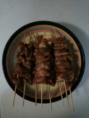 腌制好肉用竹签穿起来，每根上大约10片左右（因为是傍晚拍的，忘了没开灯，图片不够亮）