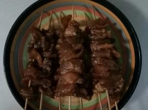 腌制好肉用竹签穿起来，每根上大约10片左右（因为是傍晚拍的，忘了没开灯，图片不够亮）