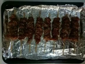 放在垫好锡纸的烤盘上，刷上一层食用油