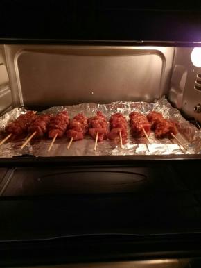 放入预热好的烤箱，200度，中层10分钟左右