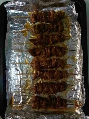 取出，两面都要刷上一层蜂蜜，再入烤箱继续烤5-10分钟左右即可