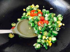 然后放入小番茄和玉米粒和炒好的鸡蛋，迅速翻炒几下，盛出装盘。