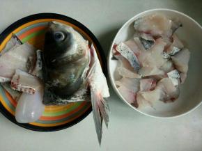 鱼洗净片成鱼片，头尾和鱼片分开放（我是请卖鱼的人帮忙片好回家清洗的）