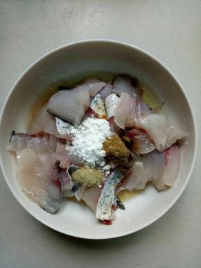 鱼片中加入料酒2茶匙，白胡椒粉1小勺，玉米淀粉1茶匙，盐1小勺，蛋清1个，搅拌均匀，腌制20分钟左右
