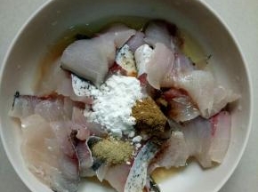 鱼片中加入料酒2茶匙，白胡椒粉1小勺，玉米淀粉1茶匙，盐1小勺，蛋清1个，搅拌均匀，腌制20分钟左右