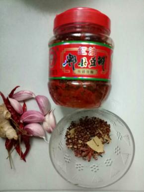 准备好花椒，蒜，八角，香叶，桂皮，郫县豆瓣酱