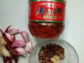 准备好花椒，蒜，八角，香叶，桂皮，郫县豆瓣酱