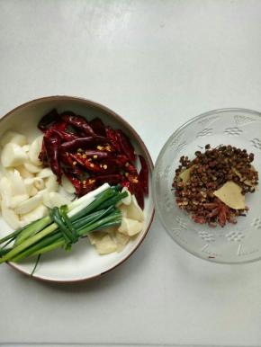 葱，姜，蒜切片，干辣椒切段