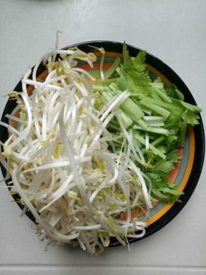 芹菜，豆芽洗净，芹菜切段