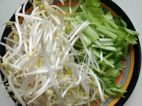 芹菜，豆芽洗净，芹菜切段