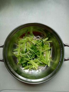 起锅烧开水，加入1小勺盐，放入豆芽过水捞出，垫在锅底