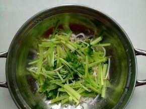 起锅烧开水，加入1小勺盐，放入豆芽过水捞出，垫在锅底