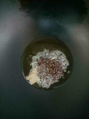 起油锅加热，爆香八角，花椒，红辣椒，香叶，桂皮