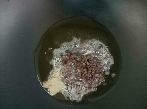 起油锅加热，爆香八角，花椒，红辣椒，香叶，桂皮