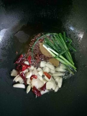 加入葱姜蒜翻炒出香味