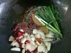 加入葱姜蒜翻炒出香味