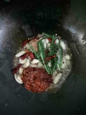 再加入2大勺郫县豆瓣酱炒出红油