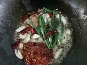 再加入2大勺郫县豆瓣酱炒出红油