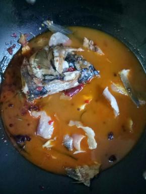 如果锅比较小，可以把鱼头捞出，再把腌制好的鱼片，一片一片的放入汤中，轻轻划开，（太重鱼肉容易碎）