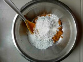 温热的南瓜糊里加入糯米粉280克，面粉80克