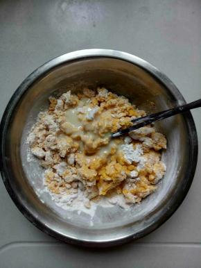 加入炼奶2茶匙，食用油2茶匙搅拌均匀