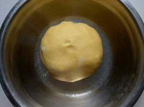 揉成不软不硬的面团，盖上保鲜膜静置20分钟